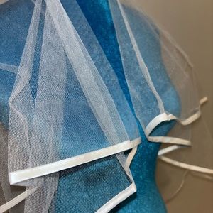 Soft, elegant, ribbon edge bridal veil! ❤️